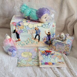 VTG 2000 Precious Moments Enesco Fun Club Box w/ Catepillar Plushes & Figurine